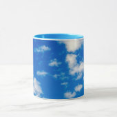 Fluffy White Clouds in einem blauen Himmel Tasse (Zentrum)