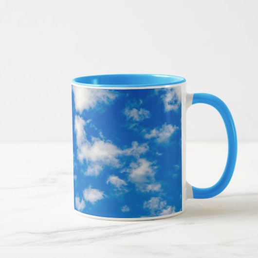 Fluffy White Clouds in einem blauen Himmel Tasse (Rechts)