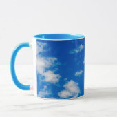 Fluffy White Clouds in einem blauen Himmel Tasse (Links)