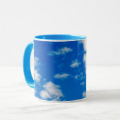 Fluffy White Clouds in einem blauen Himmel Tasse (Vorderseite Links)