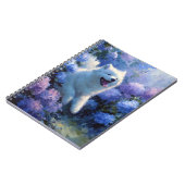 Fluffy White Dog unter Blue Hydrangeas Notebook Notizblock (Linke Seite)