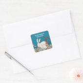 Fluffy White Rabbit Sitzen in Blume Blue Book Quadratischer Aufkleber (Umschlag)