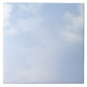 Fluffy Wolken am pastellblauen Himmel Fliese (Vorderseite)