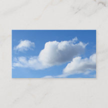 Fluffy Wolken in einem blauen Himmel
