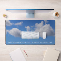 Fluffy Wolken in einem Cerulean Blue Summer Sky