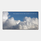 Fluffy Wolken in einem Cerulean Blue Winter Sky Schreibtischunterlage (Vorderseite)