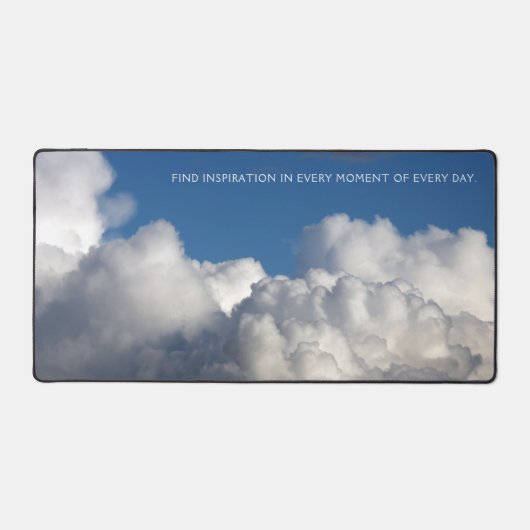 Fluffy Wolken in einem Cerulean Blue Winter Sky Schreibtischunterlage (Vorderseite)