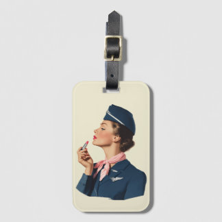 Flugbegleiterin aus der Vintage-Ära beim Auftragen Gepäckanhänger