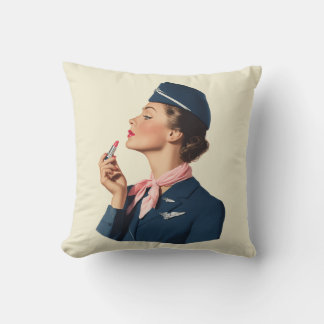 Flugbegleiterin aus der Vintage-Ära beim Auftragen Kissen