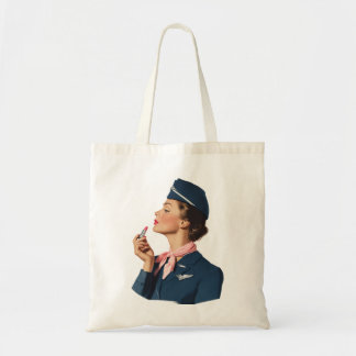 Flugbegleiterin aus der Vintage-Ära beim Auftragen Tragetasche