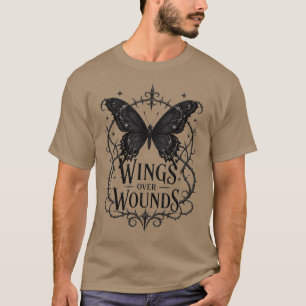 Flügel über Wunden – Gothic Black Butterfly Design T-Shirt