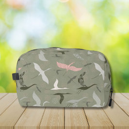 Flügelkranmuster auf Salbeigrün Waschbeutel