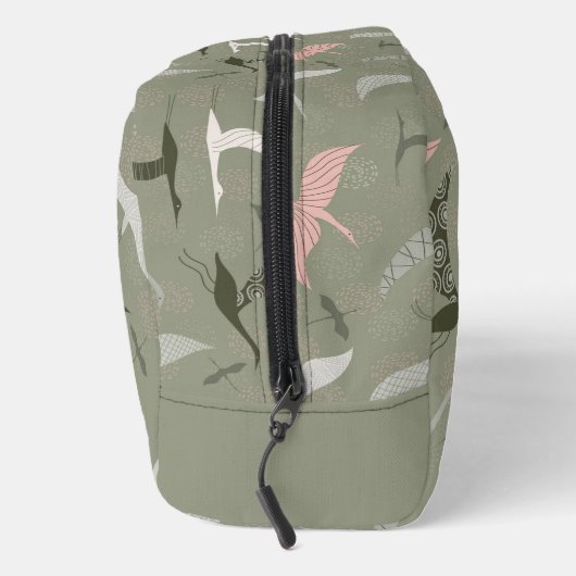 Flügelkranmuster auf Salbeigrün Waschbeutel (Rechts)