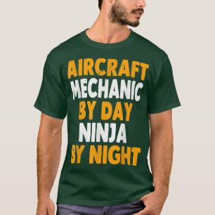 Fluggerät bei Tag Ninja bei Nacht Funny Avia T-Shirt