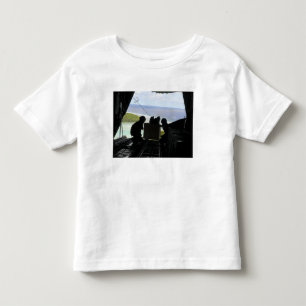 Fluggesellschaften drängen eine Palette gespendete Kleinkind T-shirt