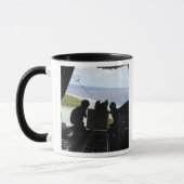 Fluggesellschaften drängen eine Palette gespendete Tasse (Links)