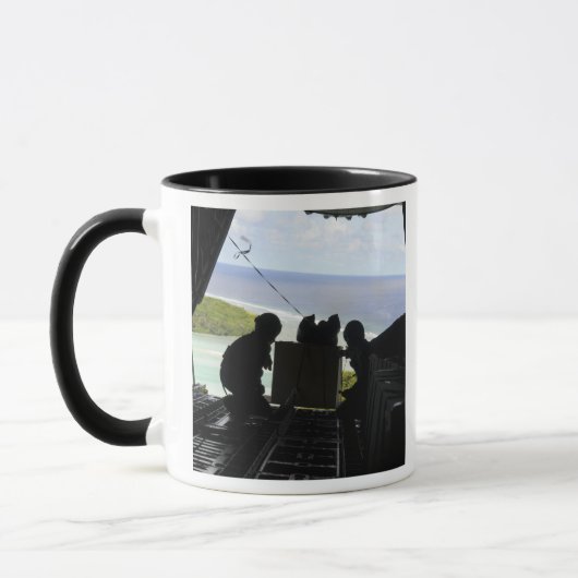 Fluggesellschaften drängen eine Palette gespendete Tasse (Links)