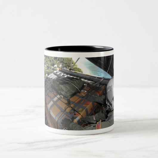 Fluggesellschaften drängen eine Palette gespendete Zweifarbige Tasse (Mittel)