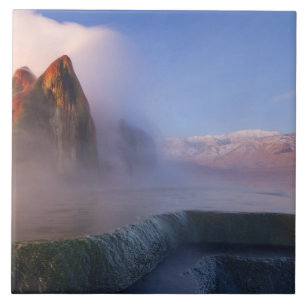 Fluggeyser mit schneebedeckter Granitpalette Fliese