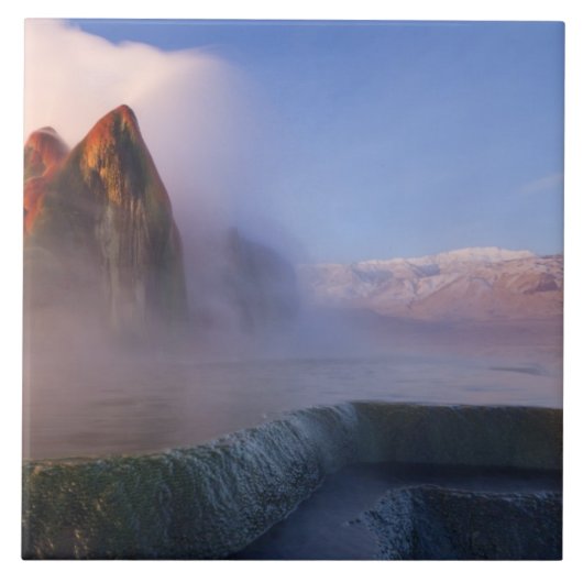 Fluggeyser mit schneebedeckter Granitpalette Fliese (Vorderseite)