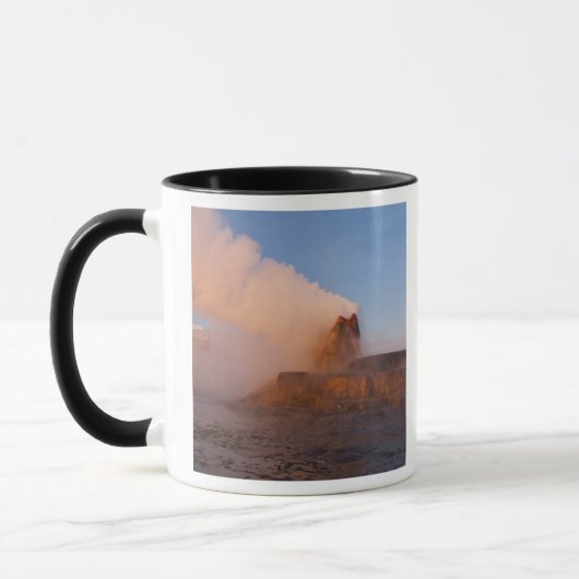 Fluggeyser mit schneebedeckter Granitpalette Tasse (Links)