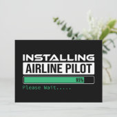 Fluglinienpilot lädt lustigen Flugschüler Einladung (Stehend Vorderseite)