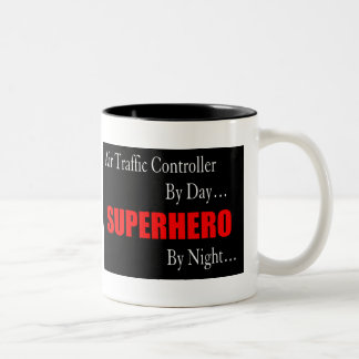 Fluglotse-Superheld Zweifarbige Tasse