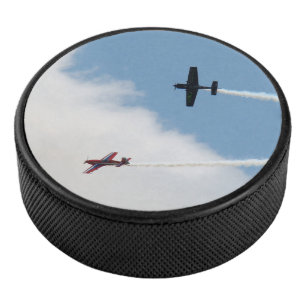 Flugschau mit festem Wing-Flugzeug-Dogfight Eishockey Puck