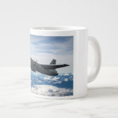 Flugzeug am Himmel Jumbo-Tasse (Vorderseite Rechts)