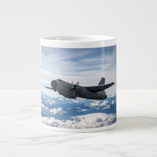 Flugzeug am Himmel Jumbo-Tasse (Vorderseite)