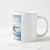 Flugzeug am Himmel Jumbo-Tasse (Rechts)