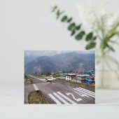 Flugzeug am Lukla Mountain Airport Landing Strip Postkarte (Stehend Vorderseite)