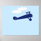 Flugzeug auf schlichtem pastellblauen Hintergrund. Poster (Vorne)