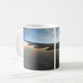 Flugzeug, das gegen die Einstellung der Sun-Tasse Kaffeetasse (Vorderseite Links)