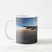 Flugzeug, das gegen die Einstellung der Sun-Tasse  Kaffeetasse (Links)