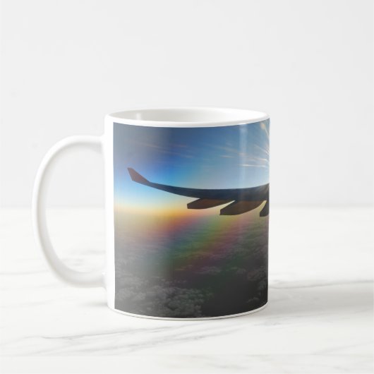 Flugzeug, das gegen die Einstellung der Sun-Tasse  Kaffeetasse (Links)