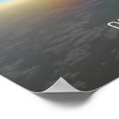 Flugzeug, das gegen Sonnenuntergang wettert Poster (Ecke)