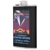 Flugzeug, das über Scheinwerfer-Plakat fliegt Flachmann (Links)