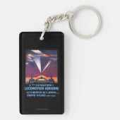 Flugzeug, das über Scheinwerfer-Plakat fliegt Schlüsselanhänger (Rückseite)