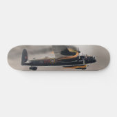 Flugzeug der Lancaster-Bomber beim Brandabsturz Skateboard (Horizontal)