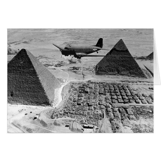 FLUGZEUG des Zweiten Weltkriegs, die über Pyramide (Vorderseite (Horizontal))