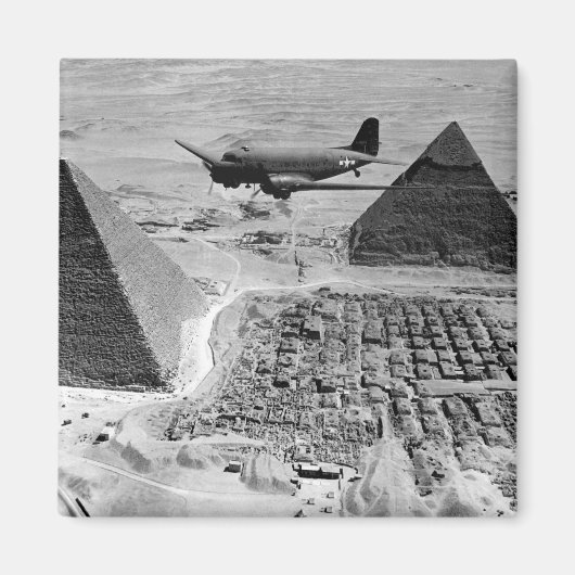 FLUGZEUG des Zweiten Weltkriegs, die über Pyramide Magnet (Vorne)