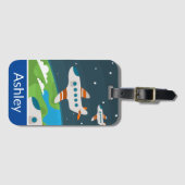 Flugzeug, die über der Erde fliegen Kinder Persona Gepäckanhänger (Vorderseite (Horizontal))