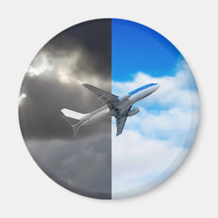 Flugzeug fliegt aus stürmischem Himmel in blauen H Magnet