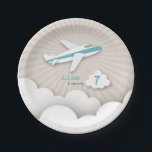 Flugzeug-Geburtstags-Party - Blau Pappteller<br><div class="desc">Geburtstags-Party-Teller,  der eine Illustration eines Flugzeuges mit einem Fliegen des blauen Streifens über den Wolken kennzeichnet.  Personifizieren Sie den Namen und das Alter.</div>