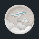 Flugzeug-Geburtstags-Party - Blau Pappteller<br><div class="desc">Geburtstags-Party-Teller,  der eine Illustration eines Flugzeuges mit einem Fliegen des blauen Streifens über den Wolken kennzeichnet.  Personifizieren Sie den Namen und das Alter.</div>