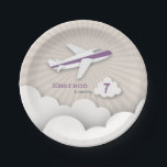 Flugzeug-Geburtstags-Party - lila Pappteller<br><div class="desc">Geburtstags-Party-Teller,  der eine Illustration eines Flugzeuges mit einem lila Streifenfliegen über den Wolken kennzeichnet.  Personifizieren Sie den Namen und das Alter.</div>