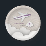 Flugzeug-Geburtstags-Party - lila Pappteller<br><div class="desc">Geburtstags-Party-Teller,  der eine Illustration eines Flugzeuges mit einem lila Streifenfliegen über den Wolken kennzeichnet.  Personifizieren Sie den Namen und das Alter.</div>