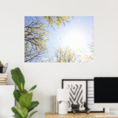 Flugzeug in Sky Gerahmt von Bäumen Poster (Heimbüro)