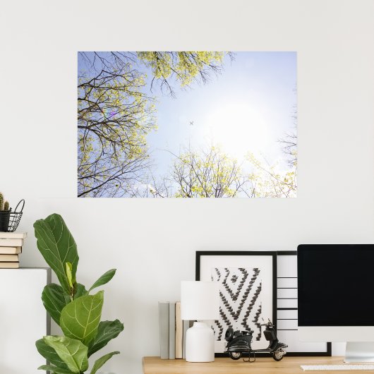 Flugzeug in Sky Gerahmt von Bäumen Poster (Heimbüro)